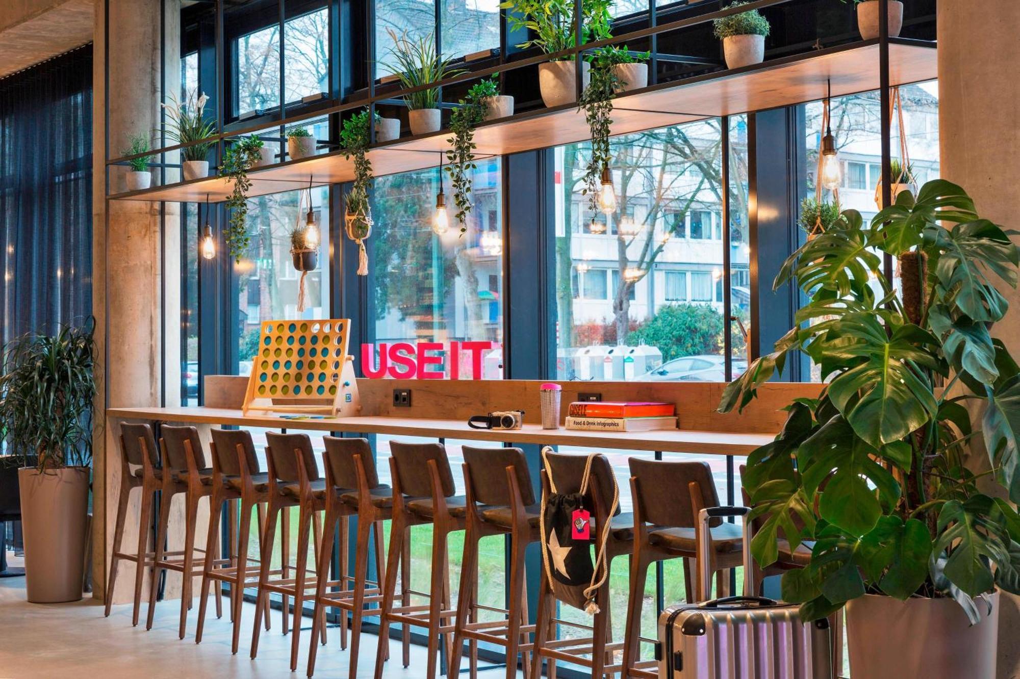Moxy Duesseldorf South Hotel Exterior foto