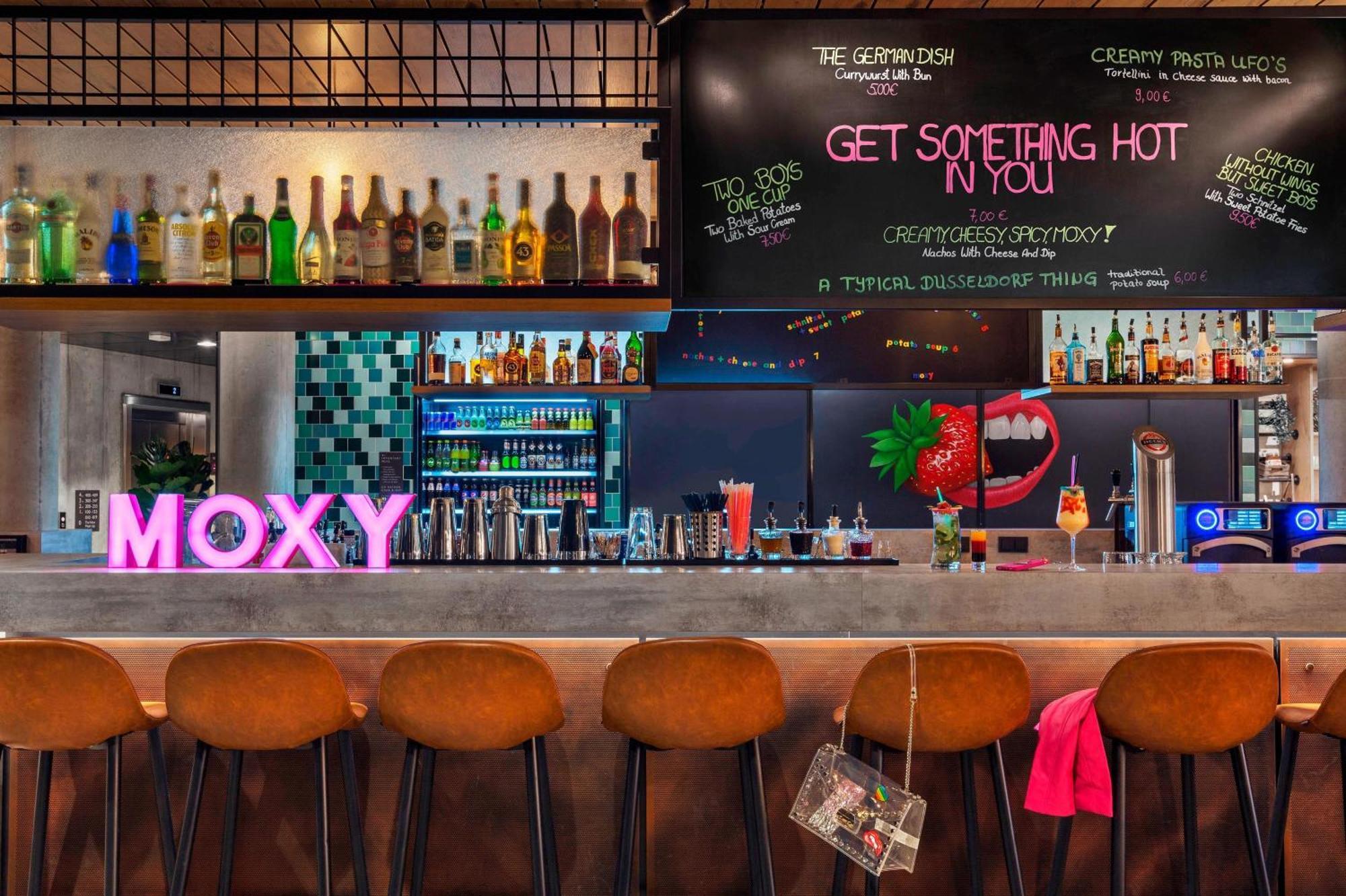 Moxy Duesseldorf South Hotel Exterior foto