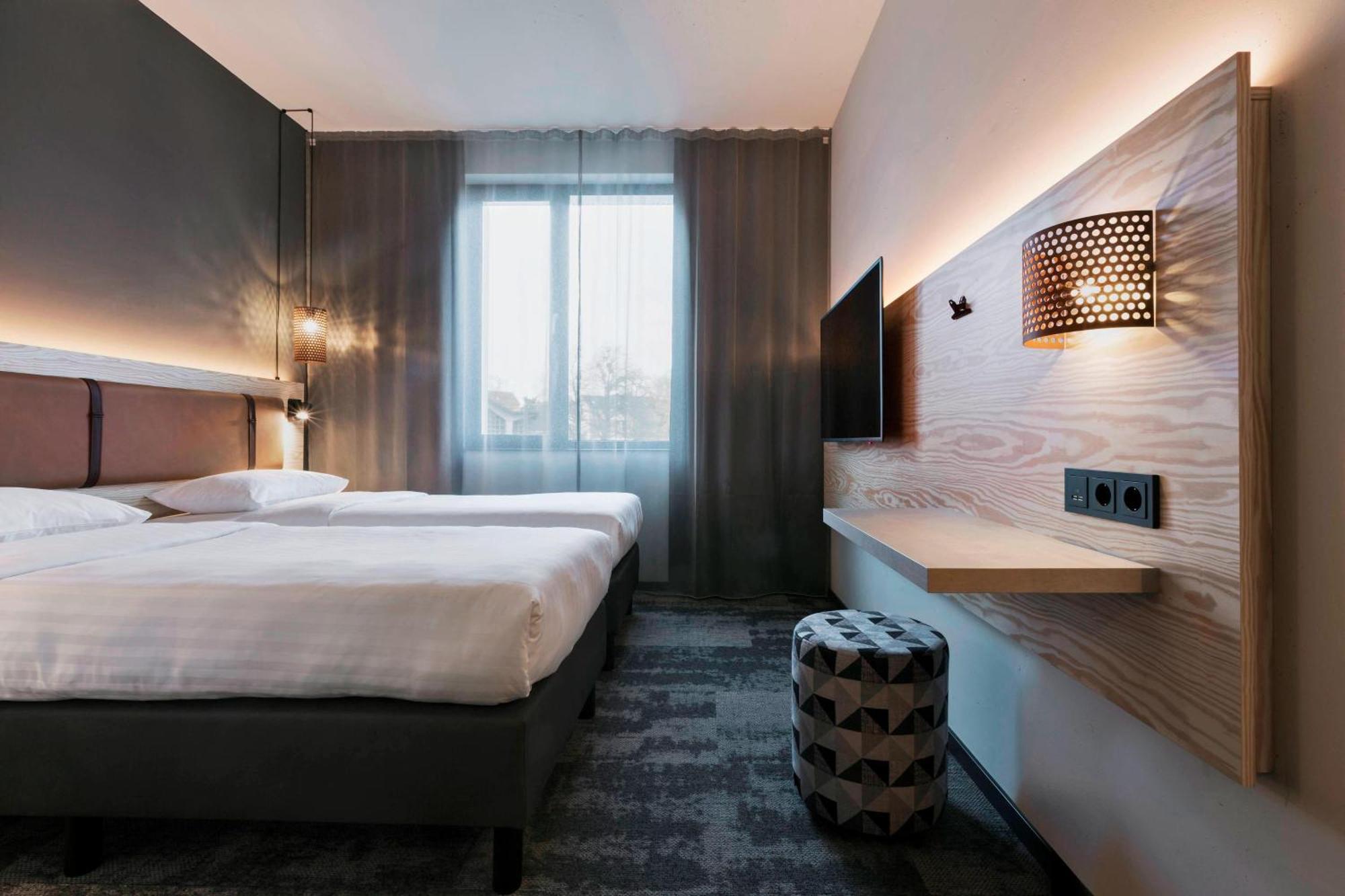 Moxy Duesseldorf South Hotel Exterior foto